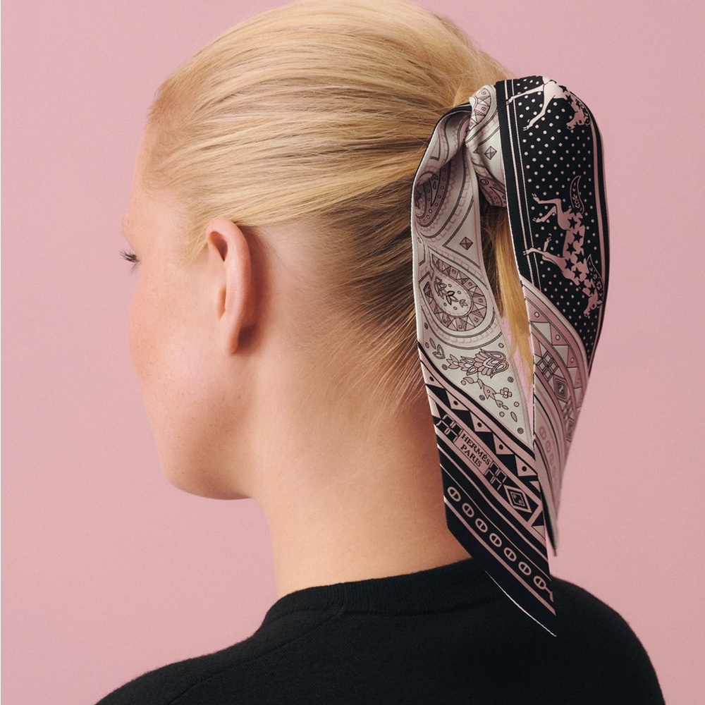 NWT Hermes Cheval de Coeur Bandana Twilly Elegant Paisley Silk Scarf - Picture 3 of 6
